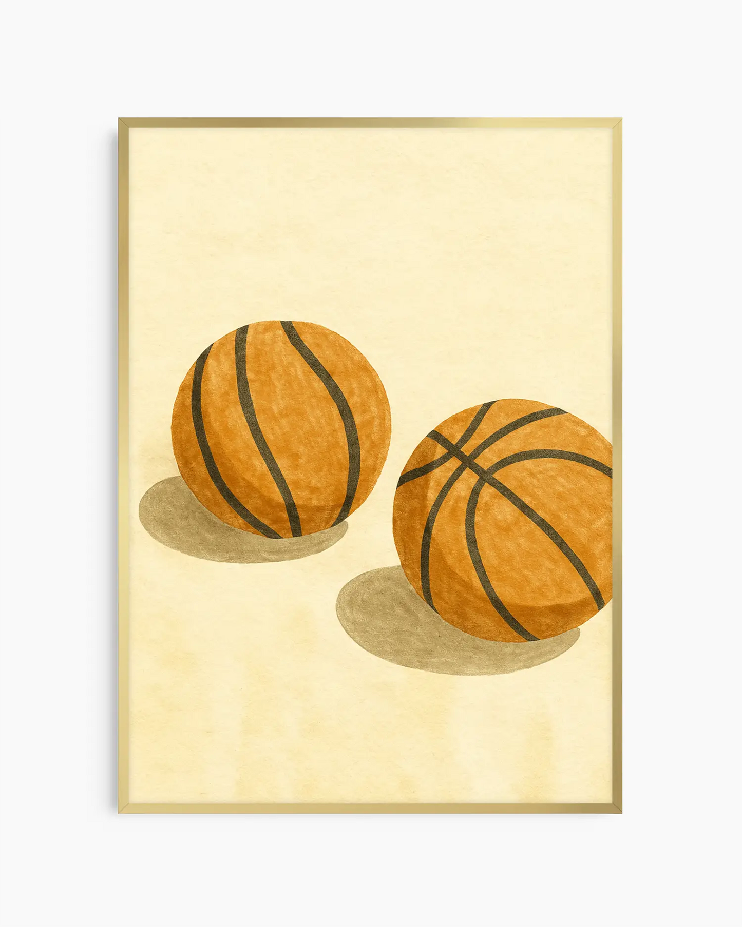 Barntavla med akvarellmotiv av två basketbollar på beige bakgrund, inramad i guld aluminiumram. En stilren och sportinspirerad detalj med mjuk känsla.