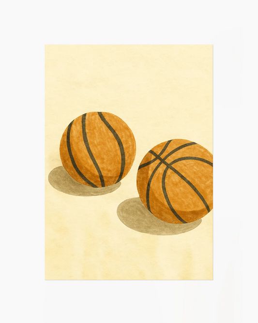 Barntavla med akvarellmotiv av två basketbollar på beige bakgrund. En enkel och sportig design i varma toner.