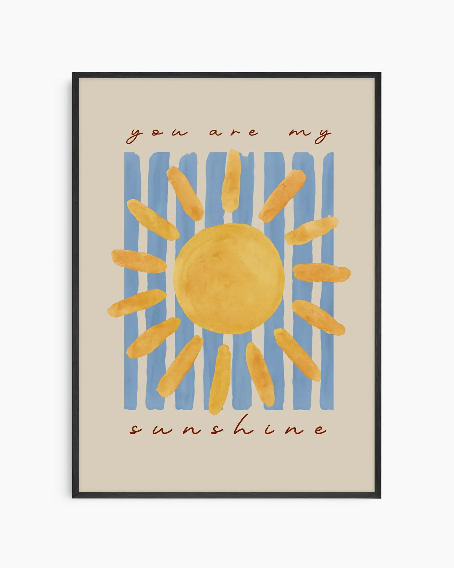 Barntavla med texten "you are my sunshine" i brun skrift och en målad gul sol med blå ränder i bakgrunden, inramad i svart träram. En varm och glad design som sprider kärlek.