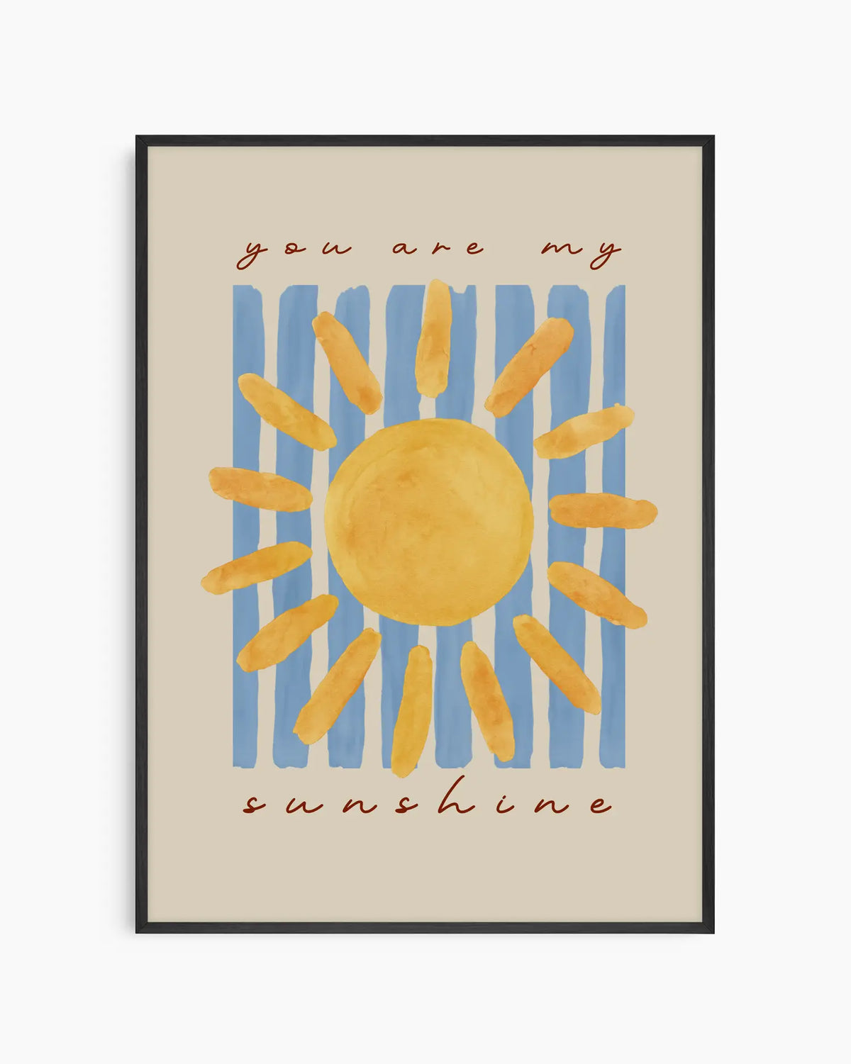 Barntavla med texten "you are my sunshine" i brun skrift och en målad gul sol med blå ränder i bakgrunden, inramad i svart träram. En varm och glad design som sprider kärlek.