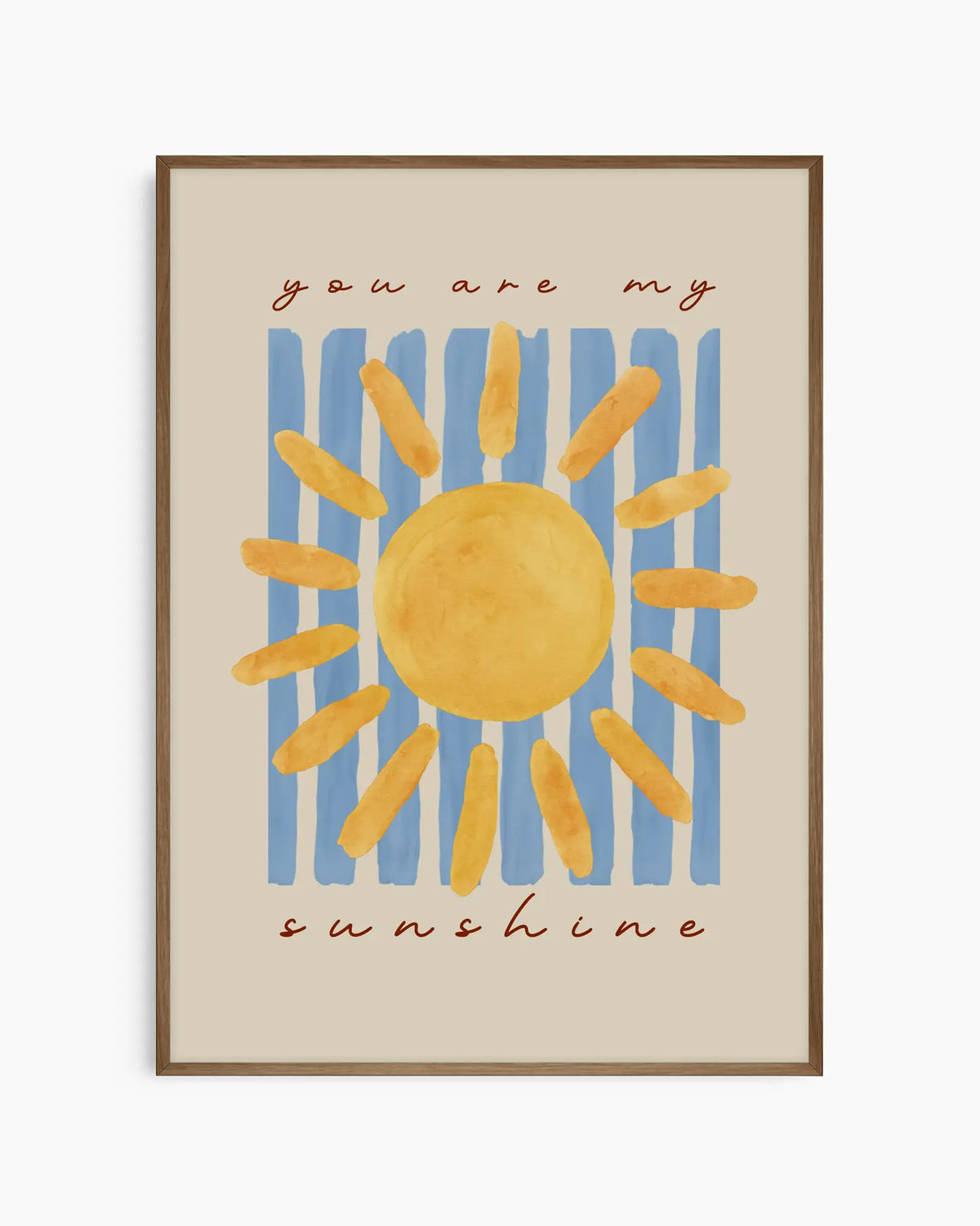 Barntavla med texten "you are my sunshine" i brun skrift och en gul sol på blå bakgrund, inramad i träram i mörk ek. En mjuk och harmonisk väggdekoration med solig känsla.