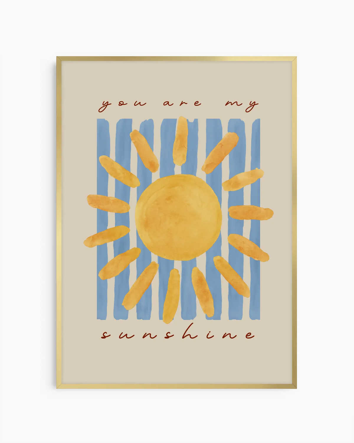 Barntavla med texten "you are my sunshine" i brun skrift med gul sol och blå ränder, inramad i guld aluminiumram. En ljus och elegant detalj som lyfter rummet.