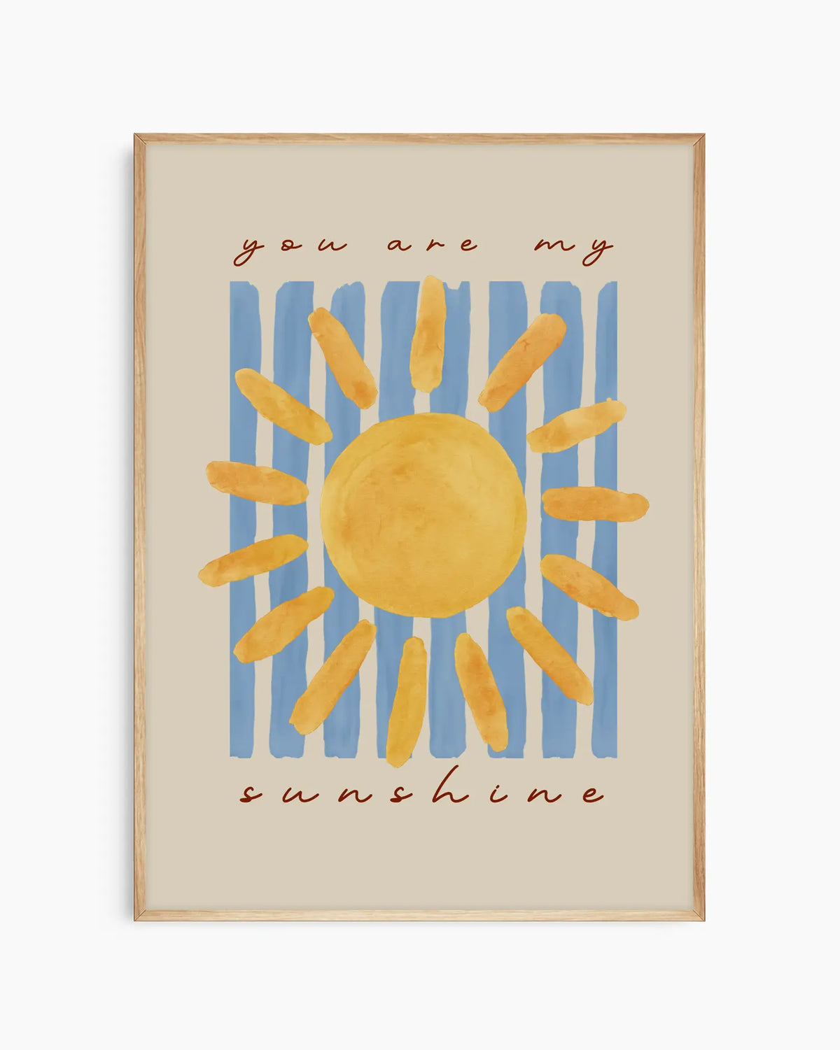 Barntavla med texten "you are my sunshine" i brun skrift och en målad gul sol mot blå ränder, inramad i ekram. En naturlig och varm väggdekoration som sprider glädje.