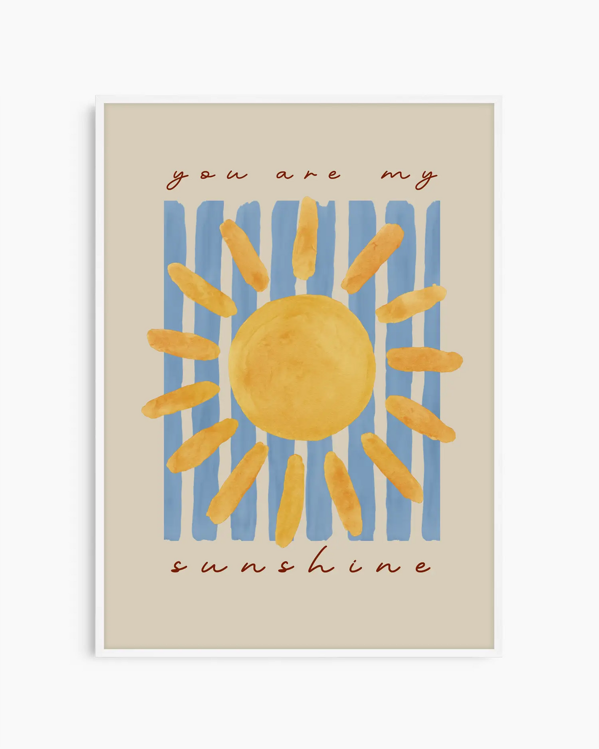 Barntavla med texten "you are my sunshine" i brun skrift, gul sol och blå ränder, inramad i vit träram. En mjuk och positiv tavla för barnrummet.