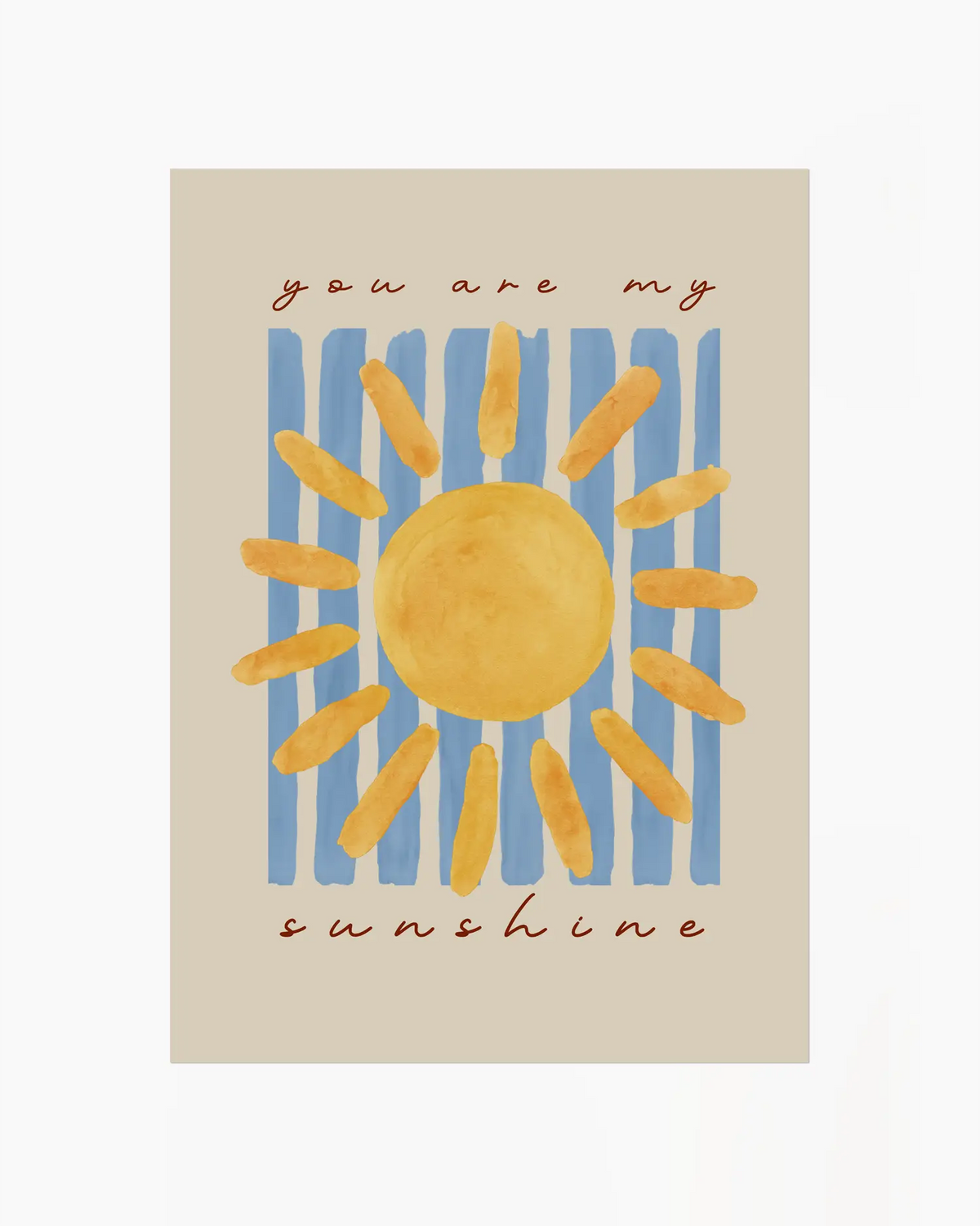Barntavla med texten "you are my sunshine" i brun skrift med gul sol och blå ränder på beige bakgrund. En mjuk och solig illustration som sprider värme.