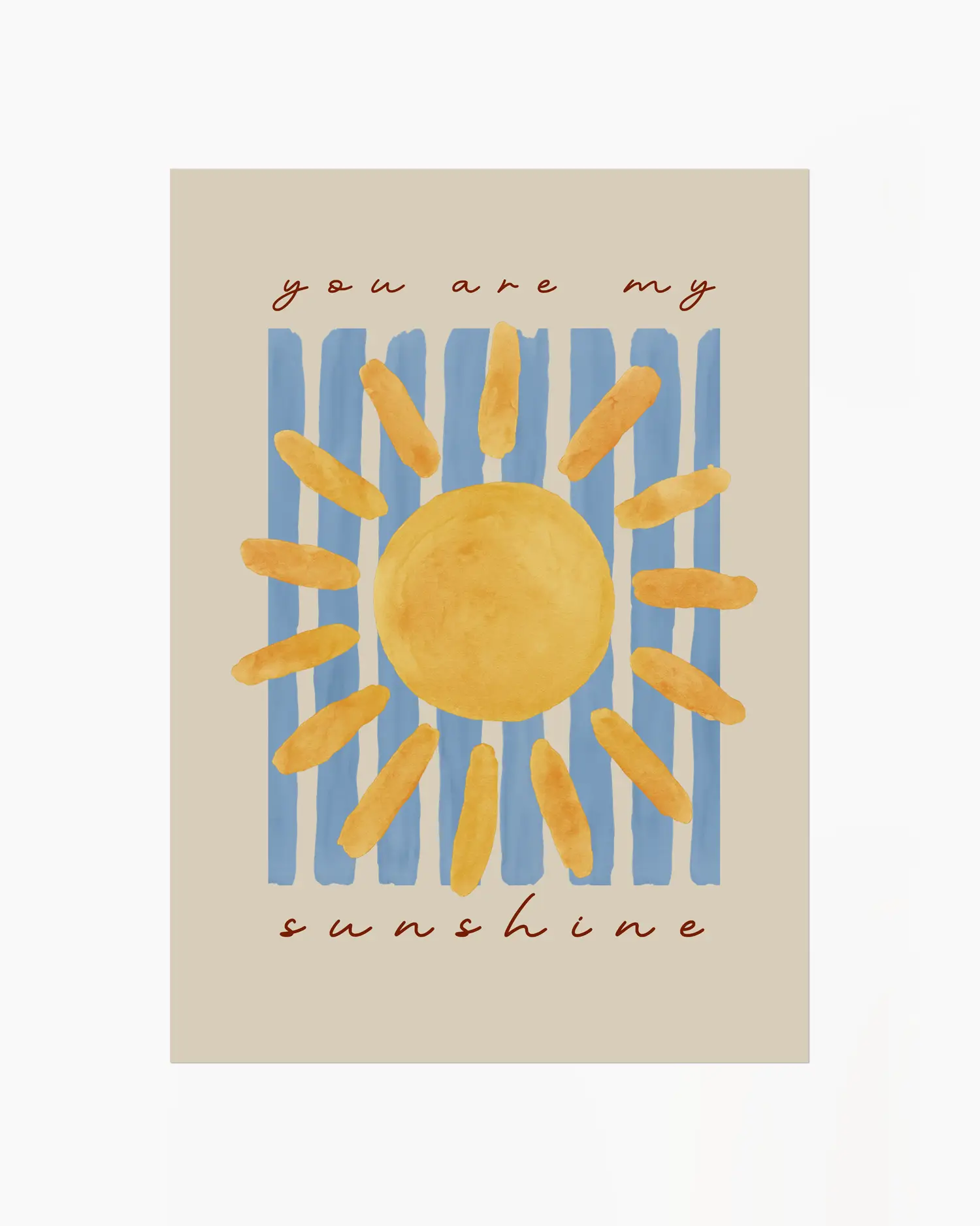 Barntavla med texten "you are my sunshine" i brun skrift med gul sol och blå ränder på beige bakgrund. En mjuk och solig illustration som sprider värme.