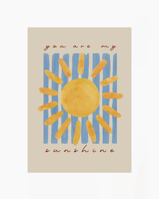 Barntavla med texten "you are my sunshine" i brun skrift med gul sol och blå ränder på beige bakgrund. En mjuk och solig illustration som sprider värme.