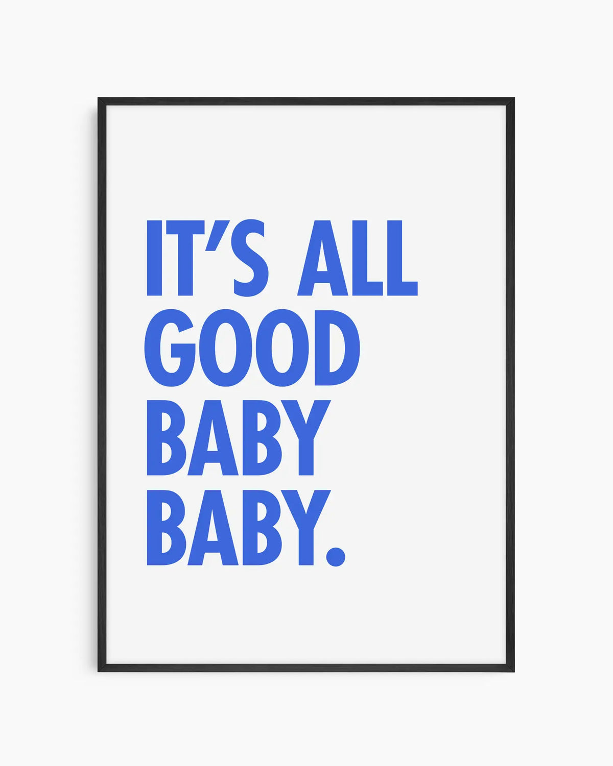 Barntavla med texten "IT’S ALL GOOD BABY BABY." i blå versaler på vit bakgrund, inramad i svart träram. En modern och positiv design som sprider lugn och glädje.
