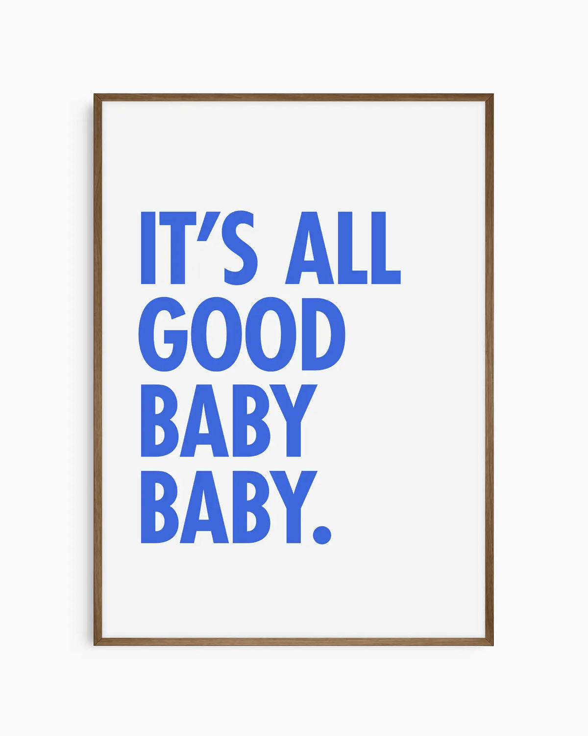 Barntavla med texten "IT’S ALL GOOD BABY BABY." i blå text på vit bakgrund, inramad i träram i mörk ek. En stilren och varm väggdekoration med peppande budskap.
