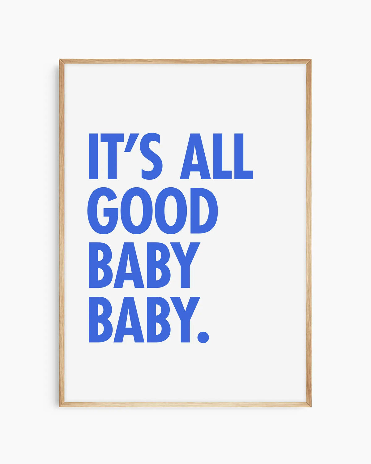Barntavla med texten "IT’S ALL GOOD BABY BABY." i blå versaler på vit bakgrund, inramad i ekram. En stilfull och glad väggdekoration som passar i både barnrum och vardagsrum.