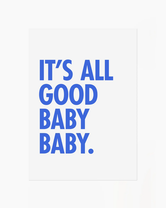Barntavla med texten "IT’S ALL GOOD BABY BABY." i blå text på vit bakgrund. En modern och stilren design som förmedlar positivitet.