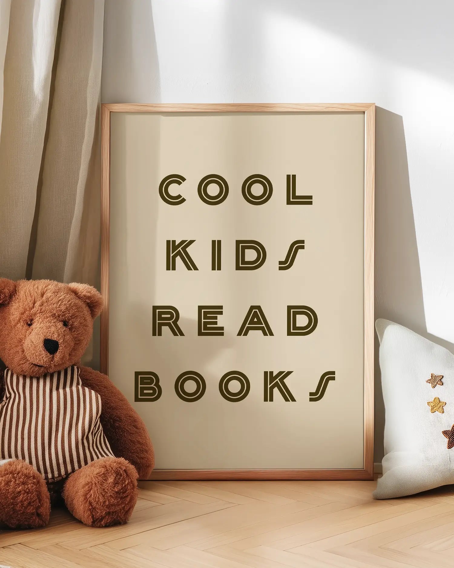 Barntavla med texten "COOL KIDS READ BOOKS" lutad mot vägg bredvid nalle. En charmig och inspirerande scen som skapar en mysig känsla i rummet.