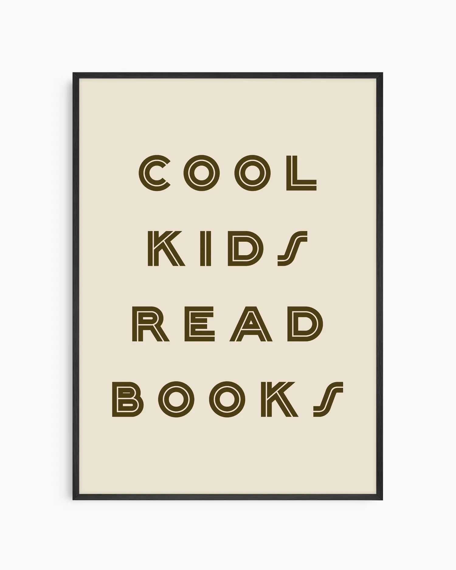 Barntavla med texten "COOL KIDS READ BOOKS" i mörkbrun retrostil på ljus beige bakgrund, inramad i svart träram. En stilren och inspirerande design för små bokälskare.