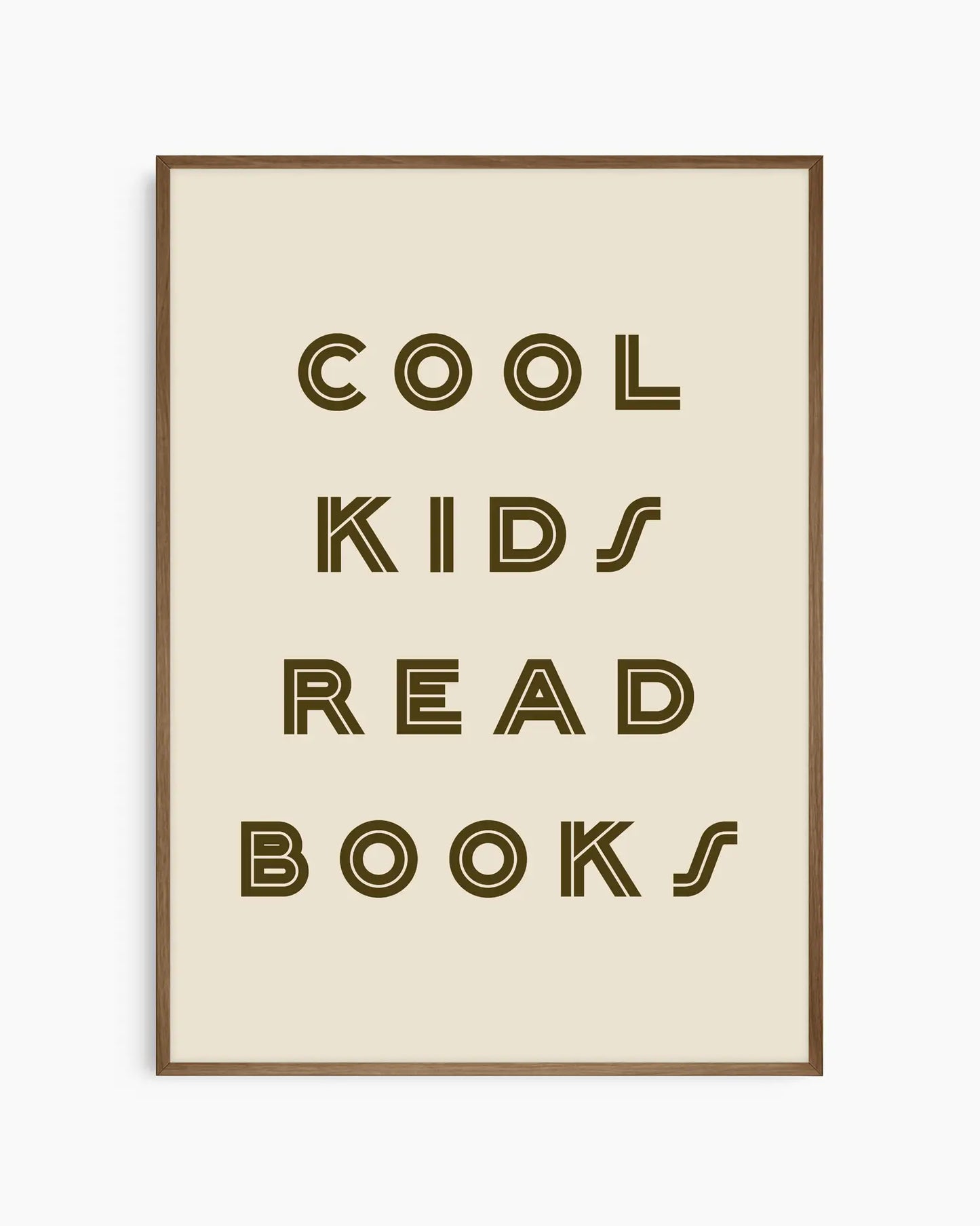 Barntavla med texten "COOL KIDS READ BOOKS" i mörkbrun text på beige bakgrund, inramad i träram i mörk ek. En tidlös och charmig väggdekoration som passar perfekt i barnrummet eller lekhörnan.