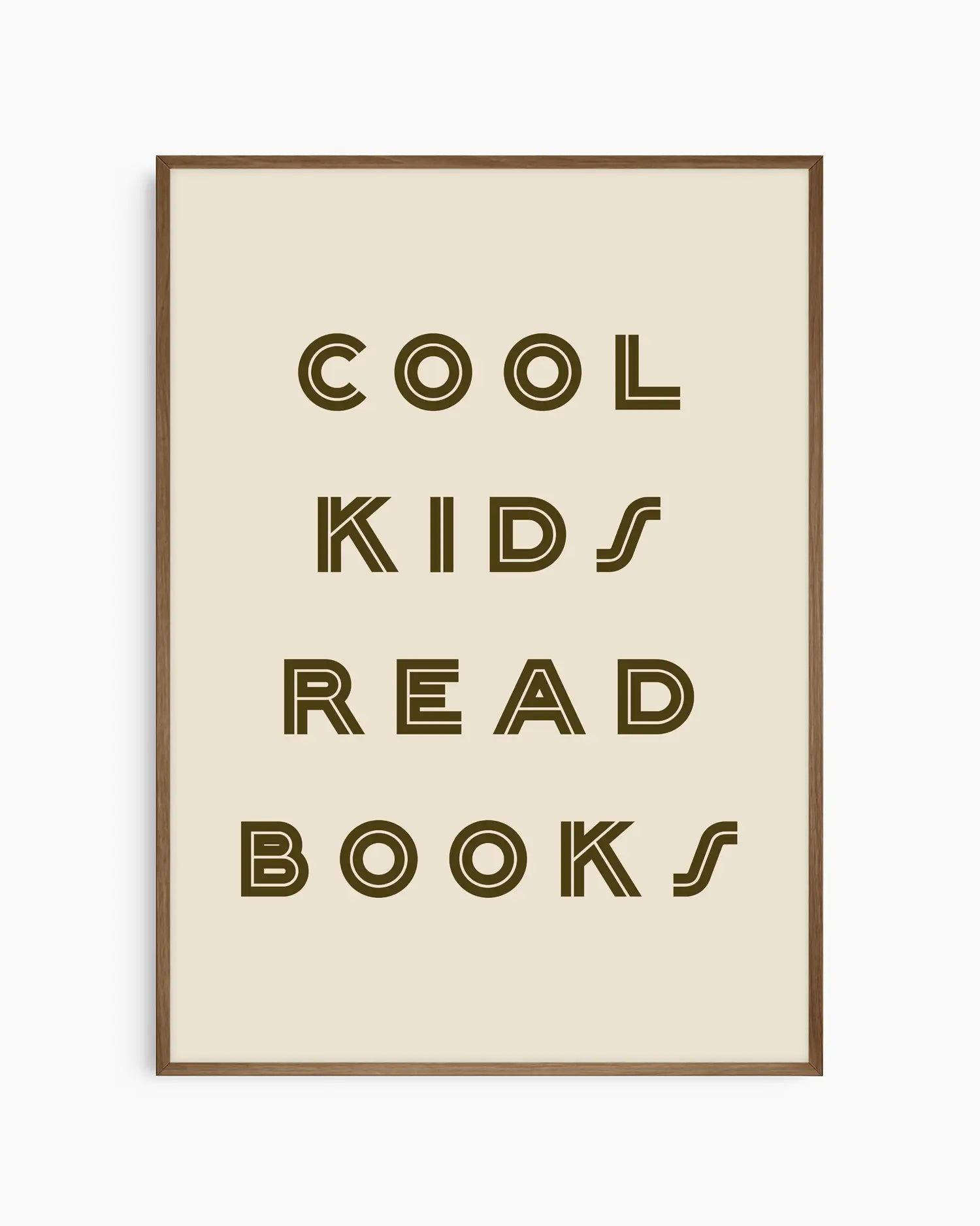 Barntavla med texten "COOL KIDS READ BOOKS" i mörkbrun text på beige bakgrund, inramad i träram i mörk ek. En tidlös och charmig väggdekoration som passar perfekt i barnrummet eller lekhörnan.