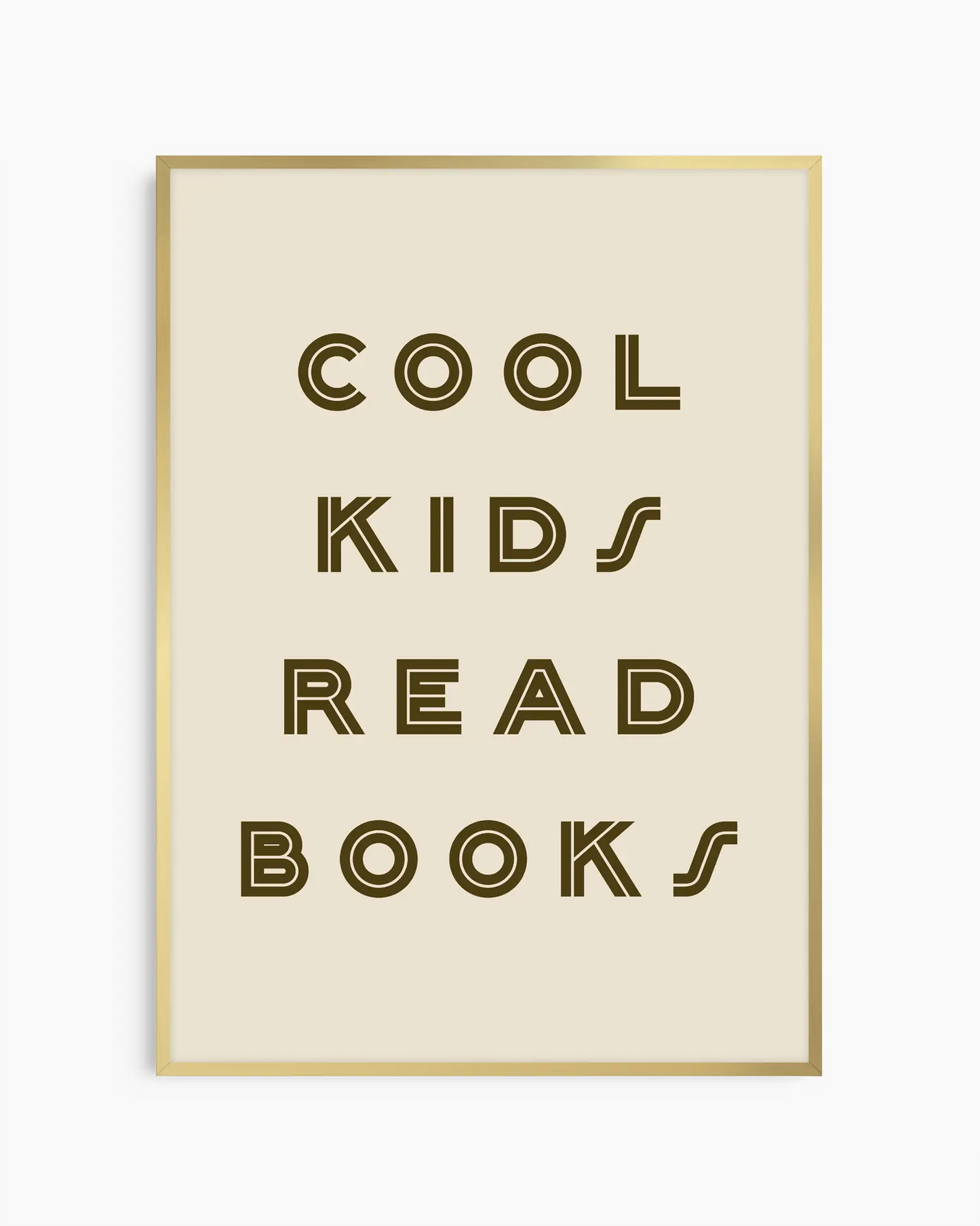Barntavla med texten "COOL KIDS READ BOOKS" i mörkbrun text på beige bakgrund, inramad i guld aluminiumram. En trendig och elegant detalj som sprider glädje och stil.