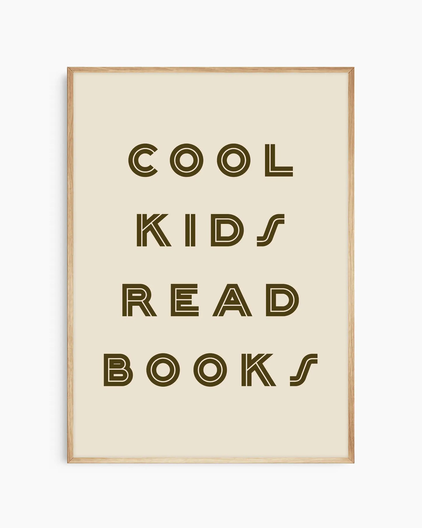 Barntavla med texten "COOL KIDS READ BOOKS" i mörkbrun retrostil på beige bakgrund, inramad i ekram. En varm och grafisk väggdekoration med positivt budskap.