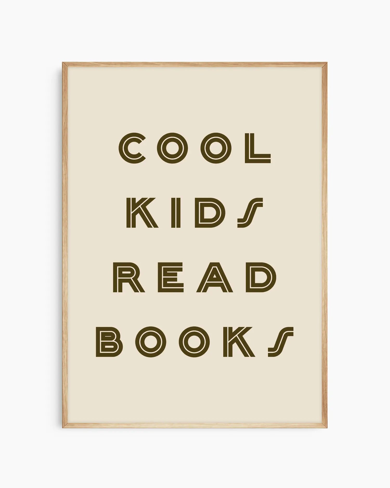 Barntavla med texten "COOL KIDS READ BOOKS" i mörkbrun retrostil på beige bakgrund, inramad i ekram. En varm och grafisk väggdekoration med positivt budskap.