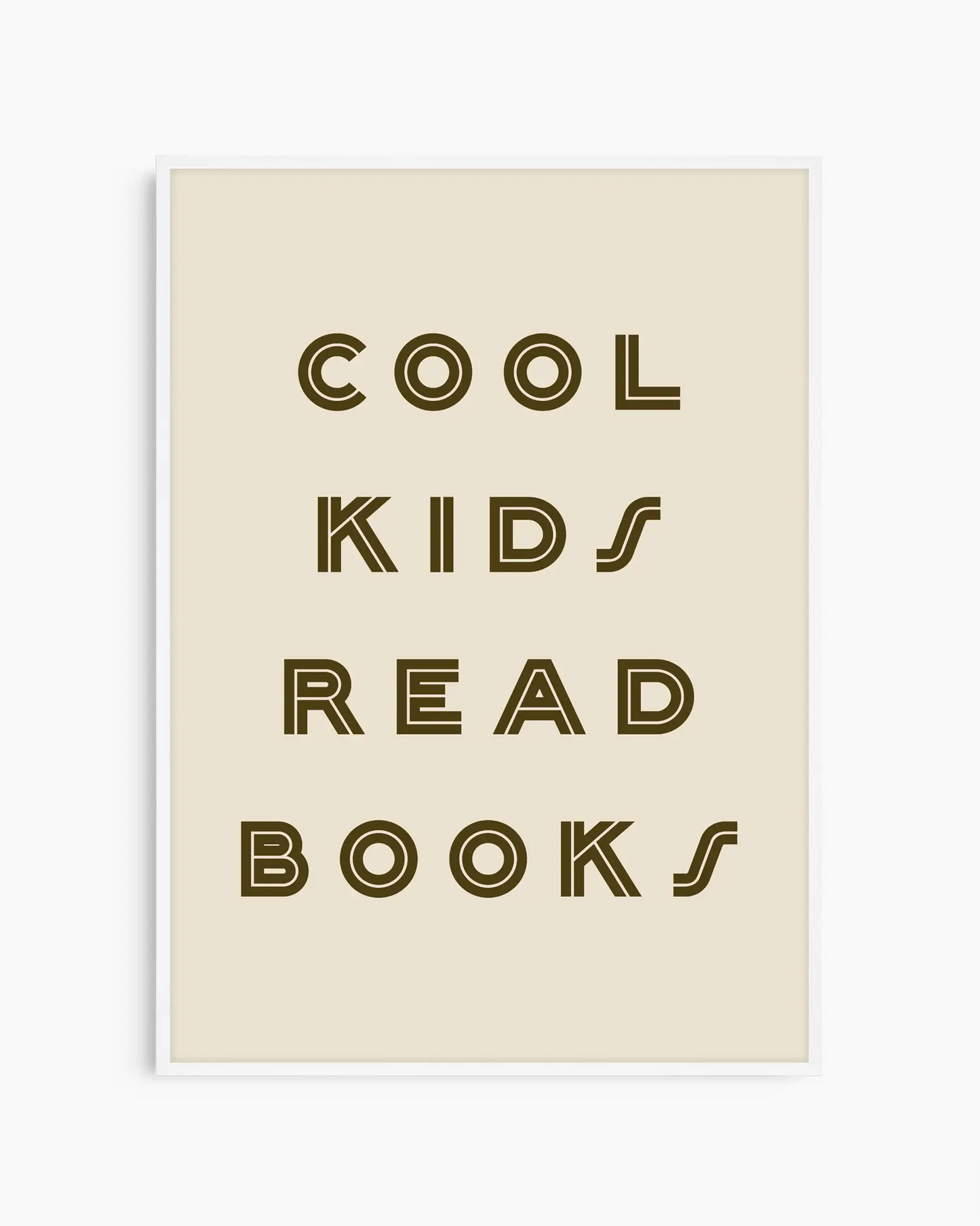 Barntavla med texten "COOL KIDS READ BOOKS" i mörkbrun text på beige bakgrund, inramad i vit träram. En ljus och inspirerande detalj som passar i barnrummet.