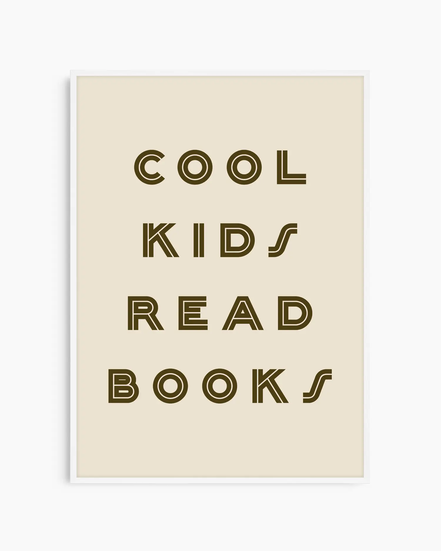 Barntavla med texten "COOL KIDS READ BOOKS" i mörkbrun text på beige bakgrund, inramad i vit träram. En ljus och inspirerande detalj som passar i barnrummet.