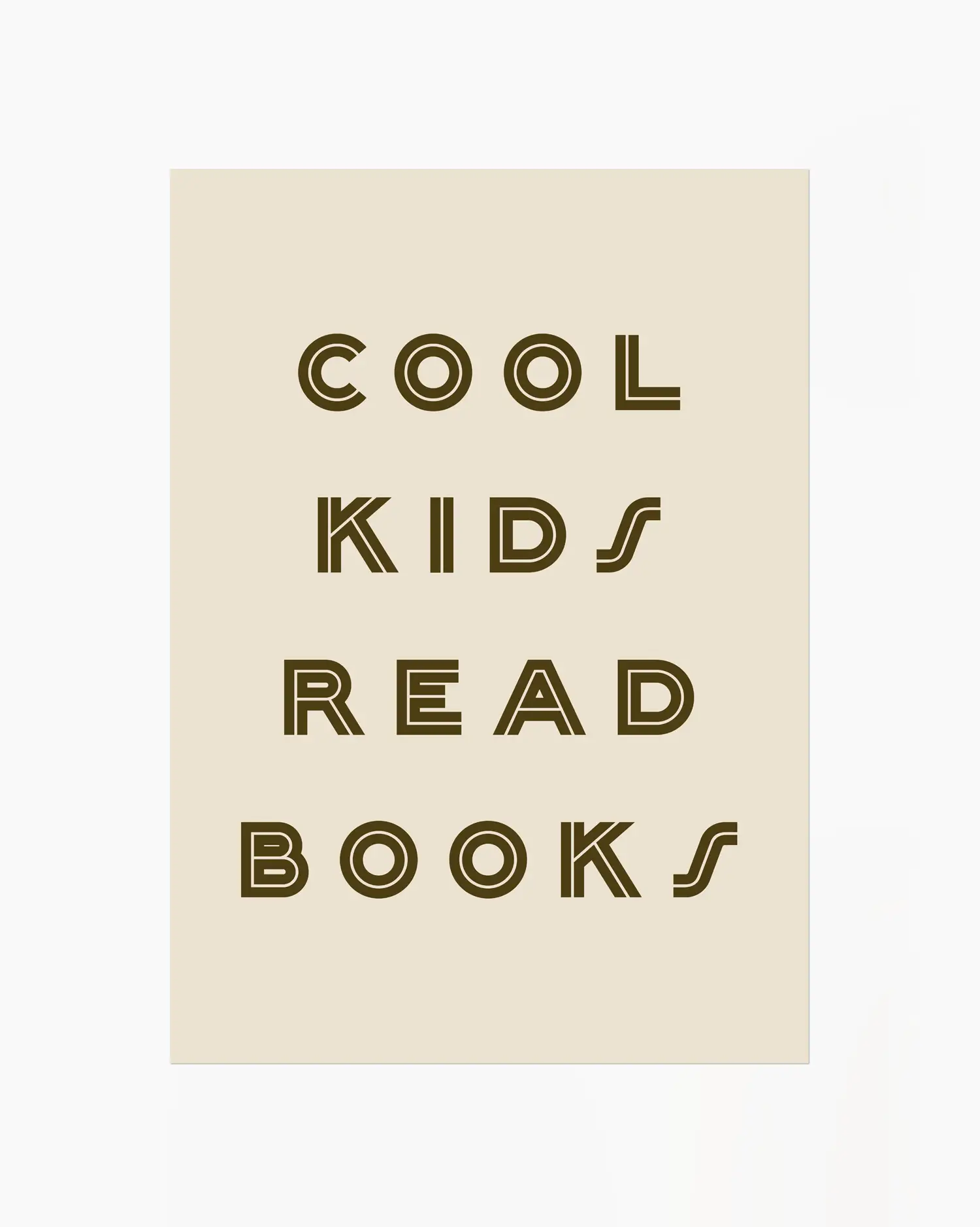 Barntavla med texten "COOL KIDS READ BOOKS" i mörkbrun text på beige bakgrund. En grafisk och motiverande design för barnrummet.