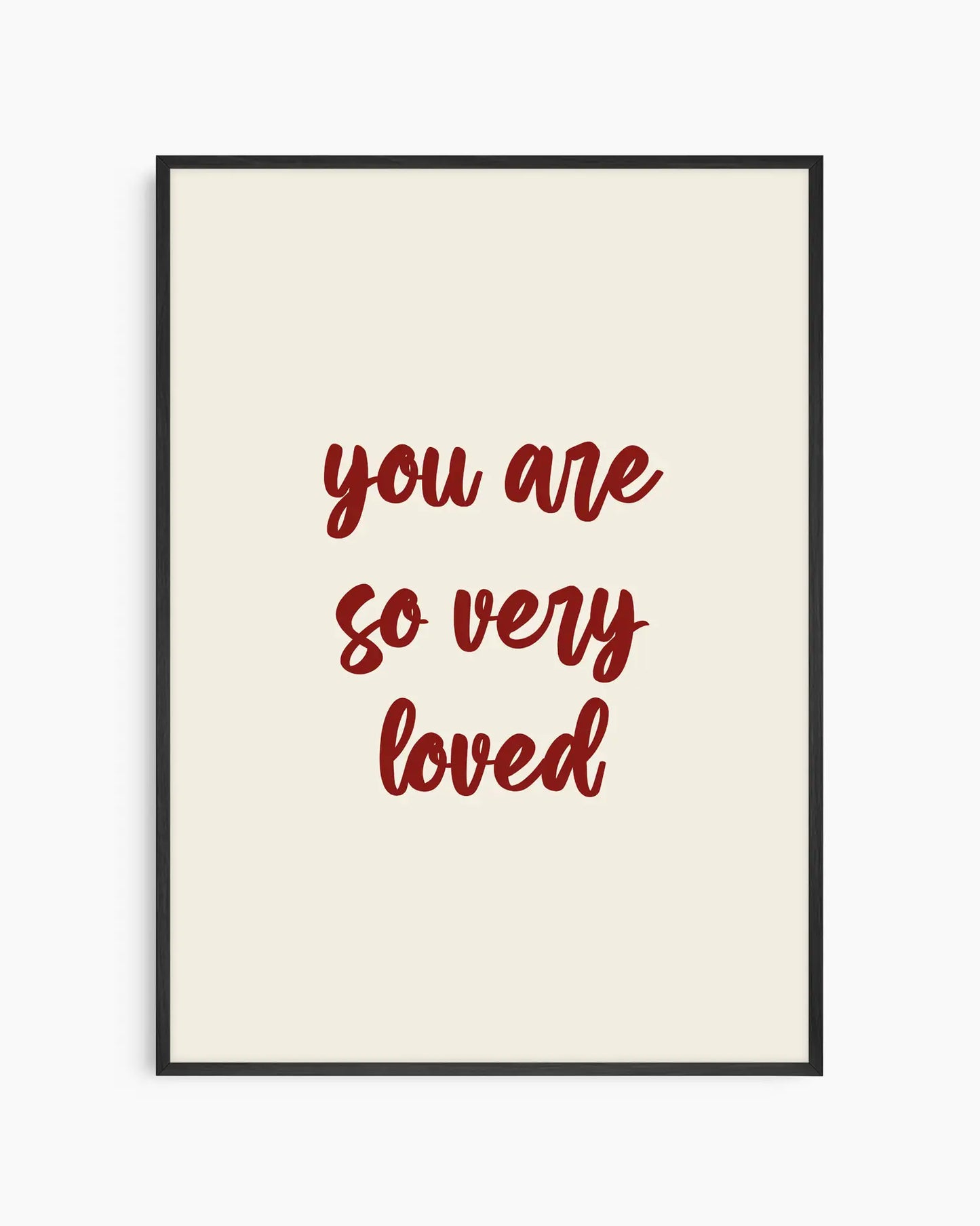 Barntavla med texten "you are so very loved" i mörkröd handskriven stil på ljus beige bakgrund, inramad i svart träram. En varm och kärleksfull design.