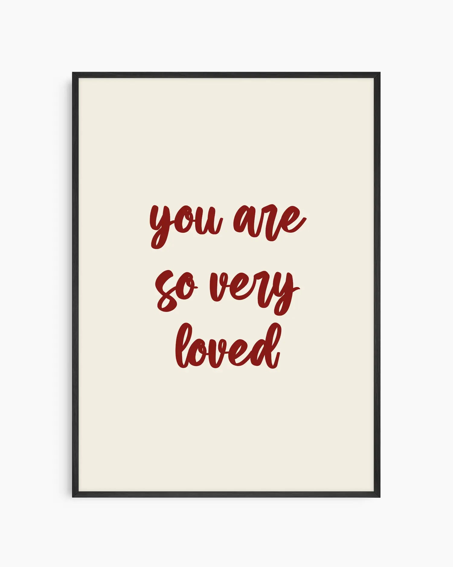 Barntavla med texten "you are so very loved" i mörkröd handskriven stil på ljus beige bakgrund, inramad i svart träram. En varm och kärleksfull design.