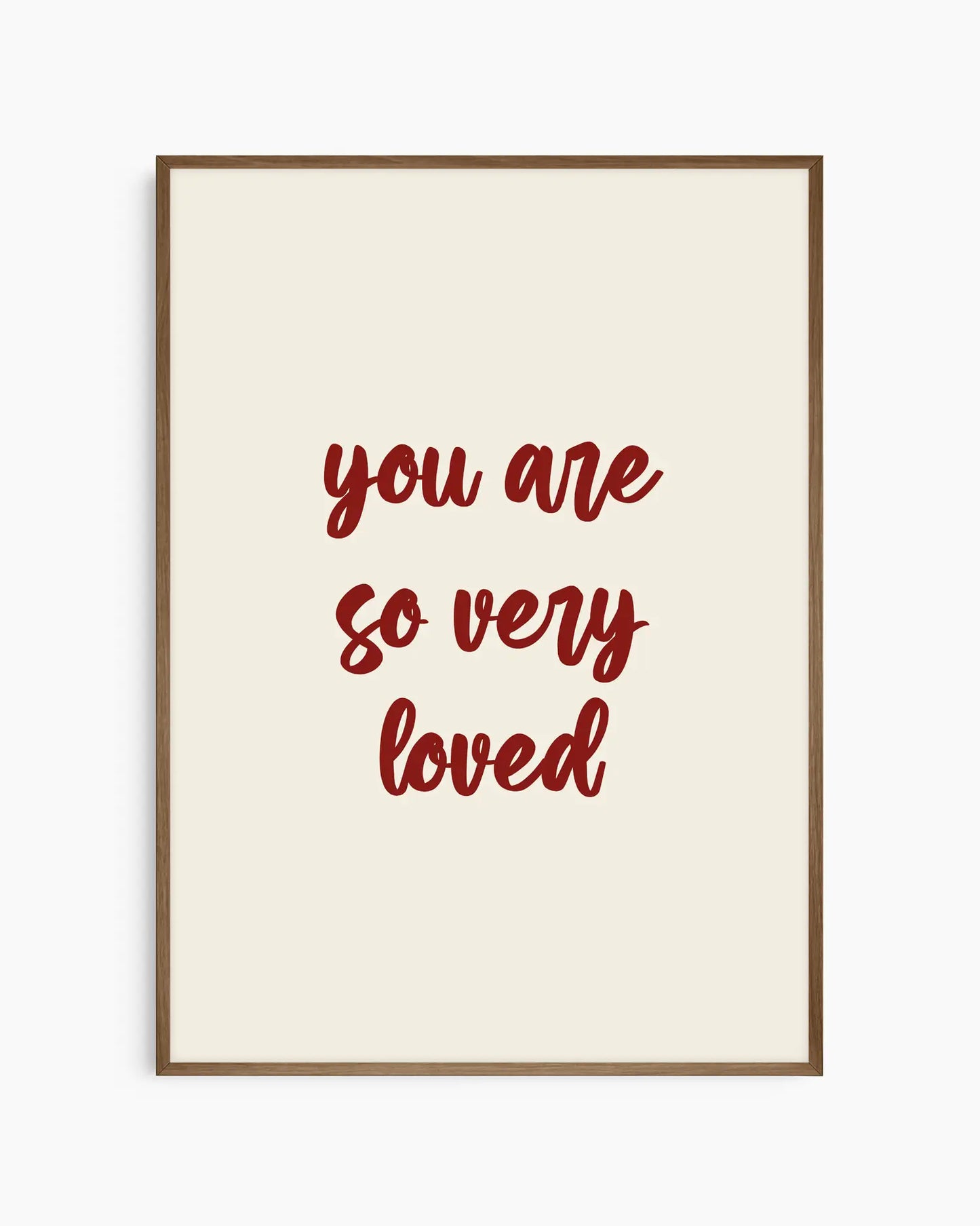 Barntavla med texten "you are so very loved" i mörkröd text på beige bakgrund, inramad i träram i mörk ek. En mjuk och tidlös väggdekoration fylld med värme.