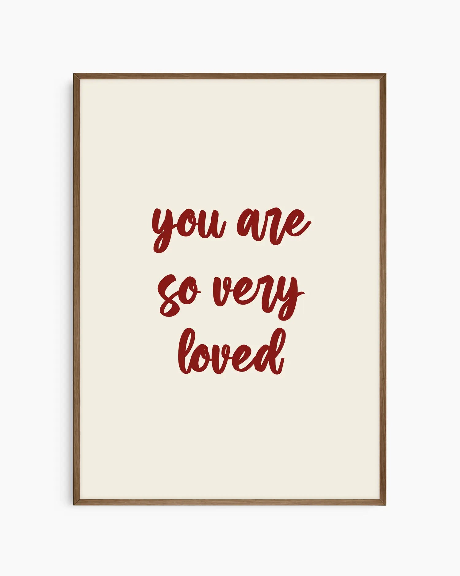 Barntavla med texten "you are so very loved" i mörkröd text på beige bakgrund, inramad i träram i mörk ek. En mjuk och tidlös väggdekoration fylld med värme.