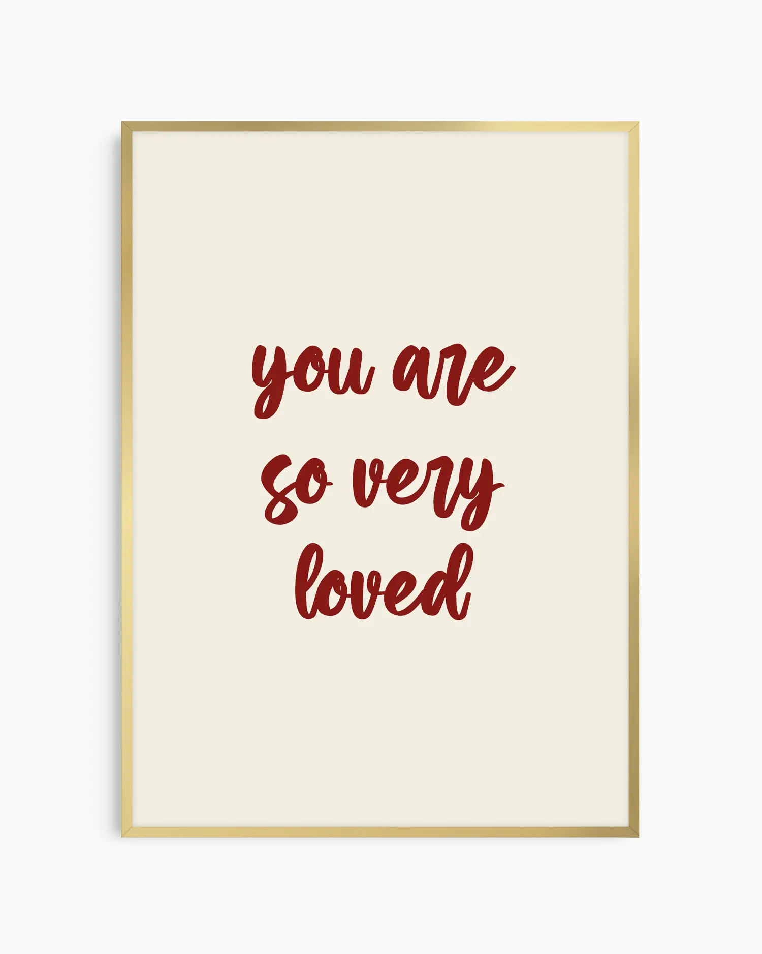 Barntavla med texten "you are so very loved" i mörkröd text på beige bakgrund, inramad i guld aluminiumram. En elegant och kärleksfull detalj som lyfter rummet.