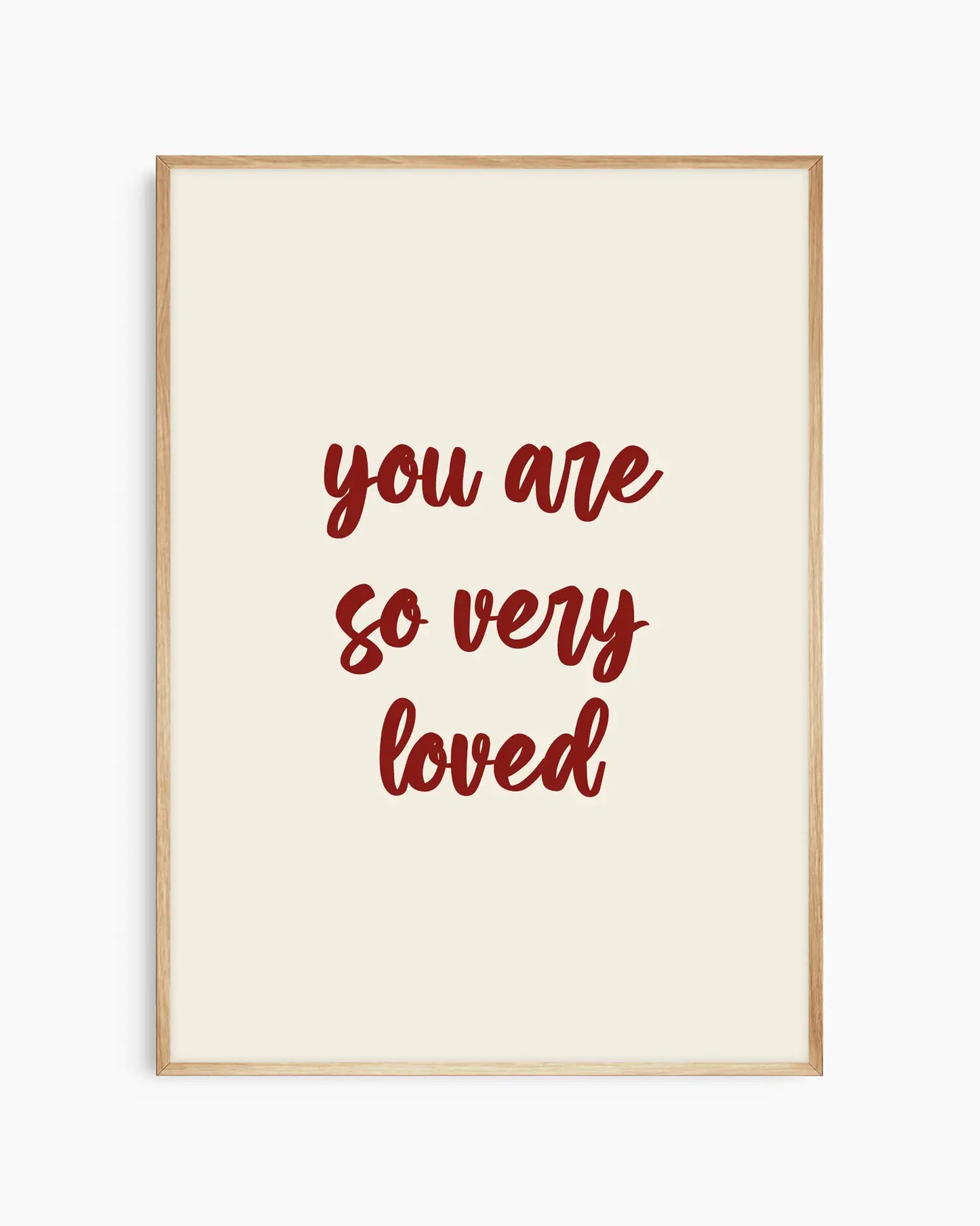 Barntavla med texten "you are so very loved" i mörkröd handskriven stil på beige bakgrund, inramad i ekram. En mjuk och varm väggdekoration som passar i barnrummet.