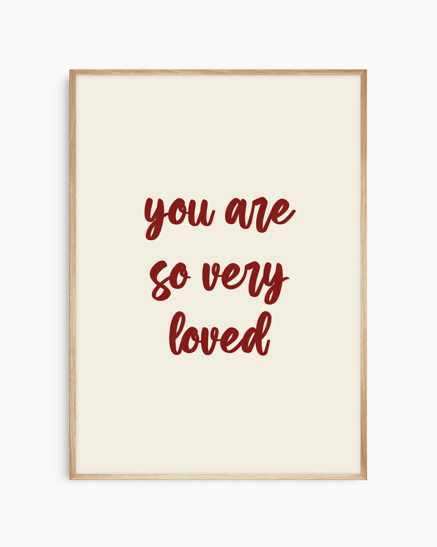 Barntavla med texten "you are so very loved" i mörkröd handskriven stil på beige bakgrund, inramad i ekram. En mjuk och varm väggdekoration som passar i barnrummet.