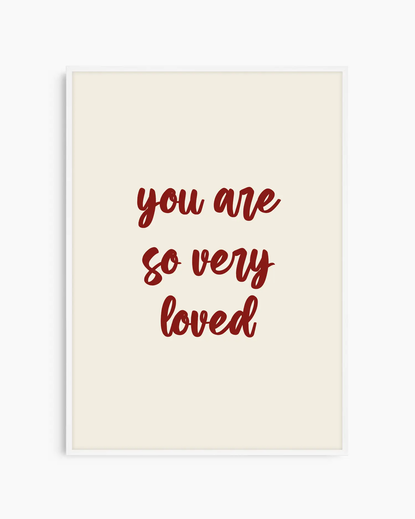 Barntavla med texten "you are so very loved" i mörkröd text på beige bakgrund, inramad i vit träram. En ljus och söt detalj som sprider kärlek.