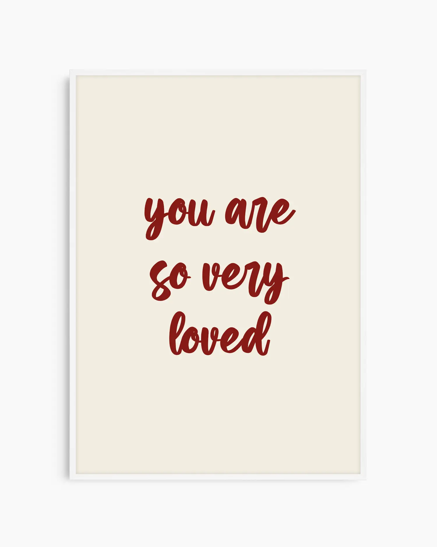 Barntavla med texten "you are so very loved" i mörkröd text på beige bakgrund, inramad i vit träram. En ljus och söt detalj som sprider kärlek.