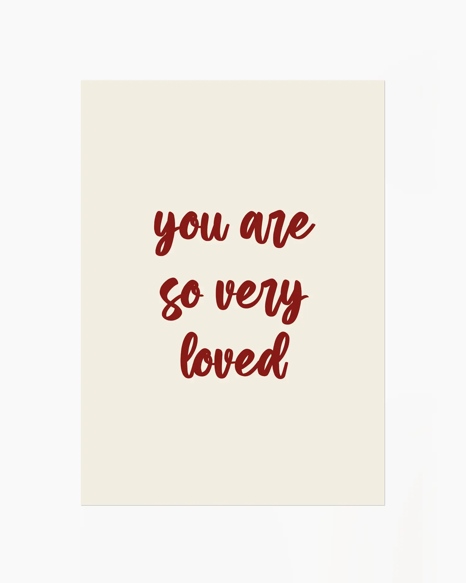 Barntavla med texten "you are so very loved" i mörkröd handskriven stil på beige bakgrund. En tidlös och kärleksfull design.
