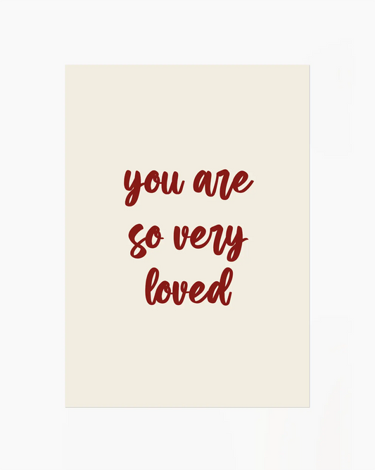 Barntavla med texten "you are so very loved" i mörkröd handskriven stil på beige bakgrund. En tidlös och kärleksfull design.