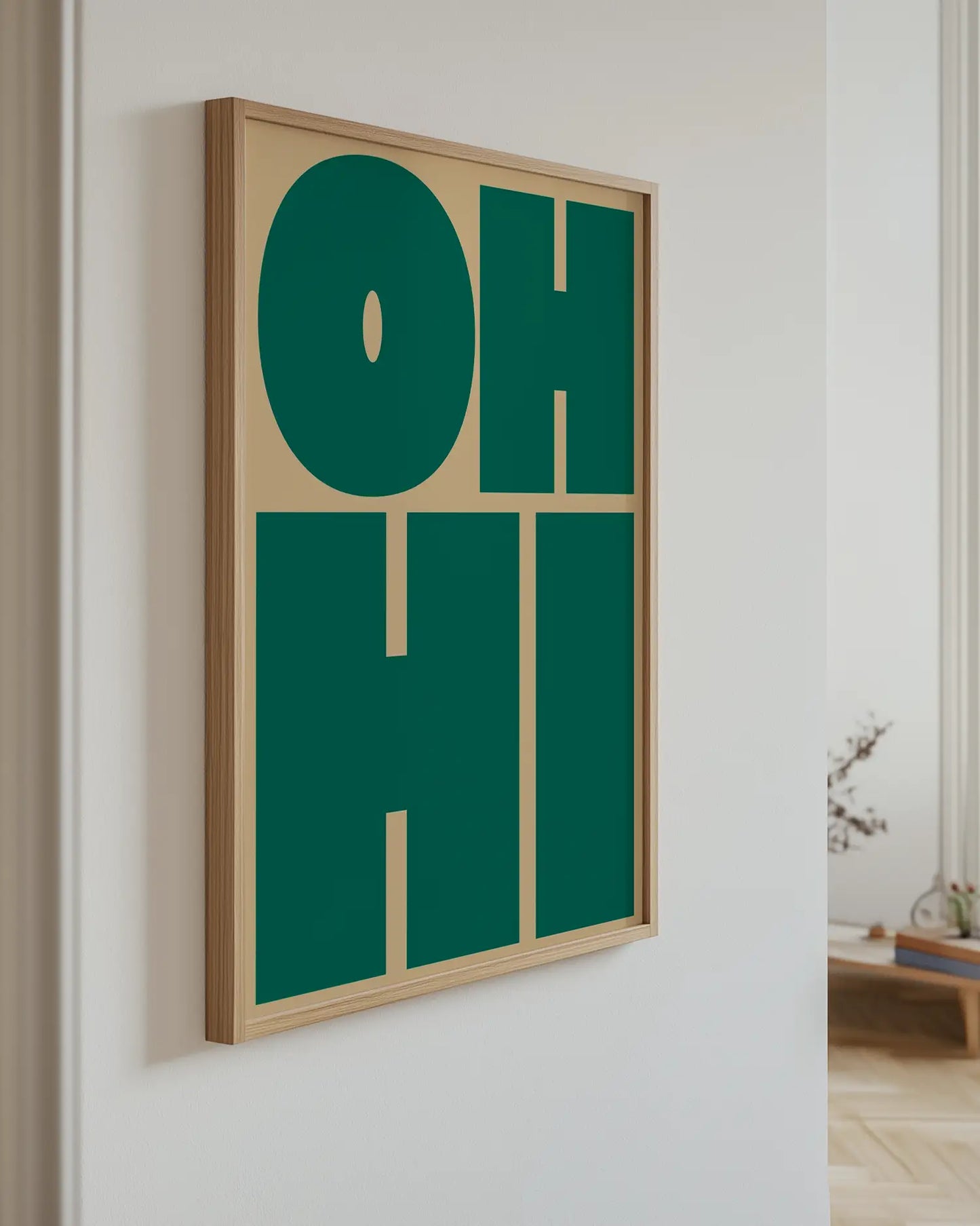 Barntavla med texten "OH HI" i mörkgrön text på olivgrön bakgrund, upphängd på vägg med ekram. En modern och harmonisk väggdekoration.