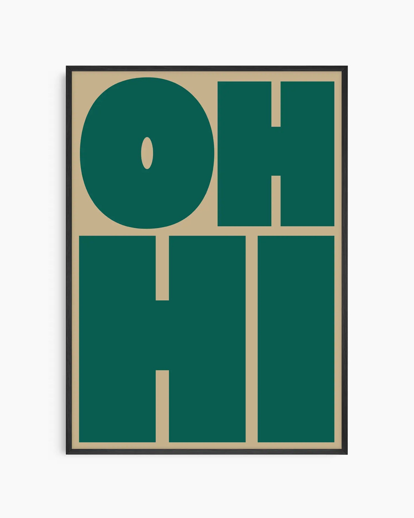 Barntavla med texten "OH HI" i stora mörkgröna bokstäver på olivgrön bakgrund, inramad i svart träram. En modern och grafisk design med retroinspirerad stil.