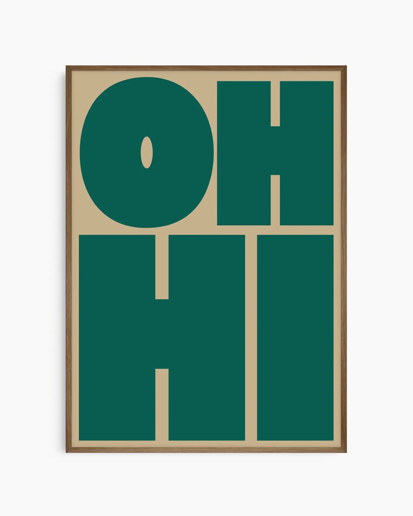 Barntavla med texten "OH HI" i mörkgrön text på olivgrön bakgrund, inramad i träram i mörk ek. En stilren och jordnära väggdekoration som passar i barnrum och vardagsrum.
