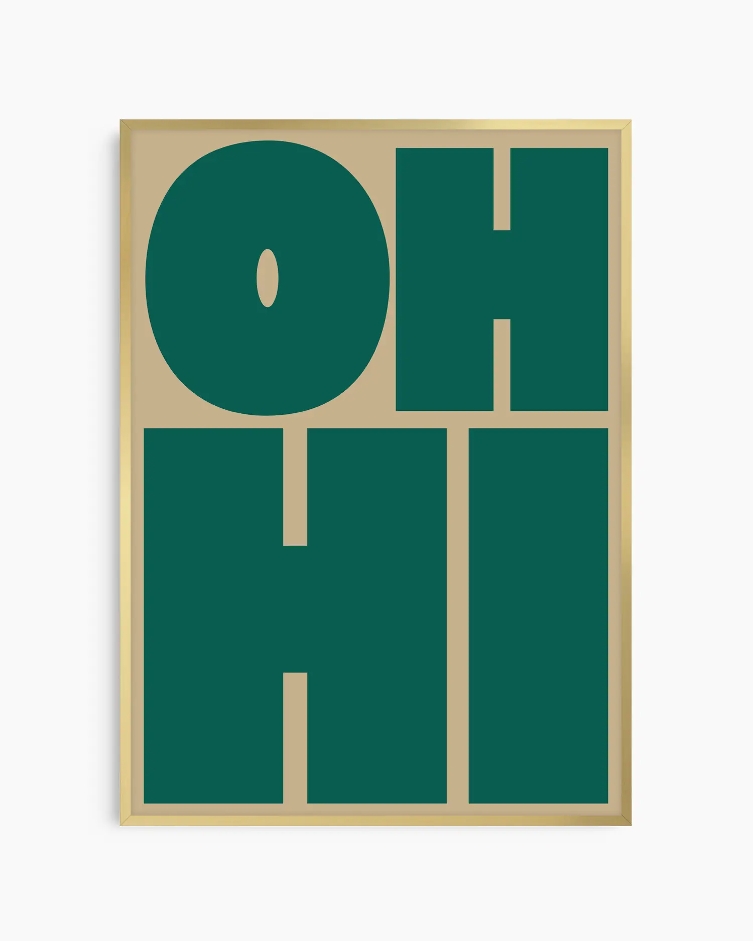 Barntavla med texten "OH HI" i mörkgrön text på olivgrön bakgrund, inramad i guld aluminiumram. En trendig och färgstark poster med retrovibbar.