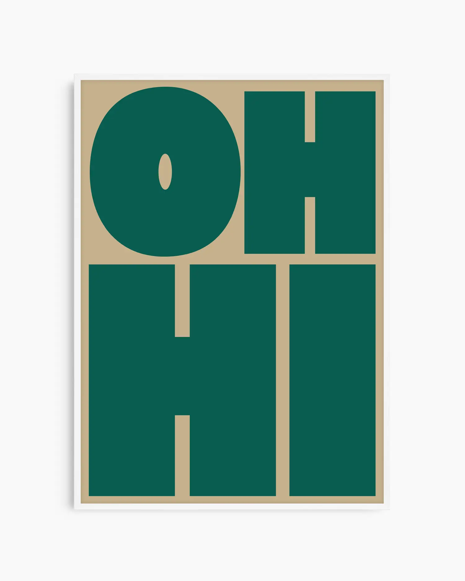 Barntavla med texten "OH HI" i mörkgrön text på olivgrön bakgrund, inramad i vit träram. En ljus och modern detalj som passar perfekt i barnrummet.