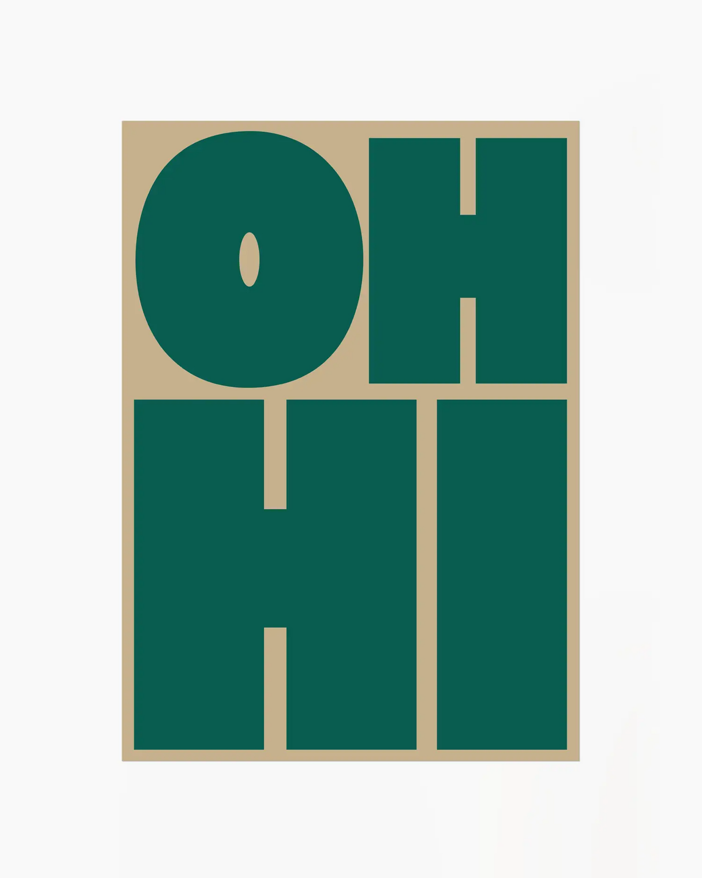 Barntavla med texten "OH HI" i mörkgrön text på olivgrön bakgrund. En stilren och grafisk design som passar i både barnrum och hall.