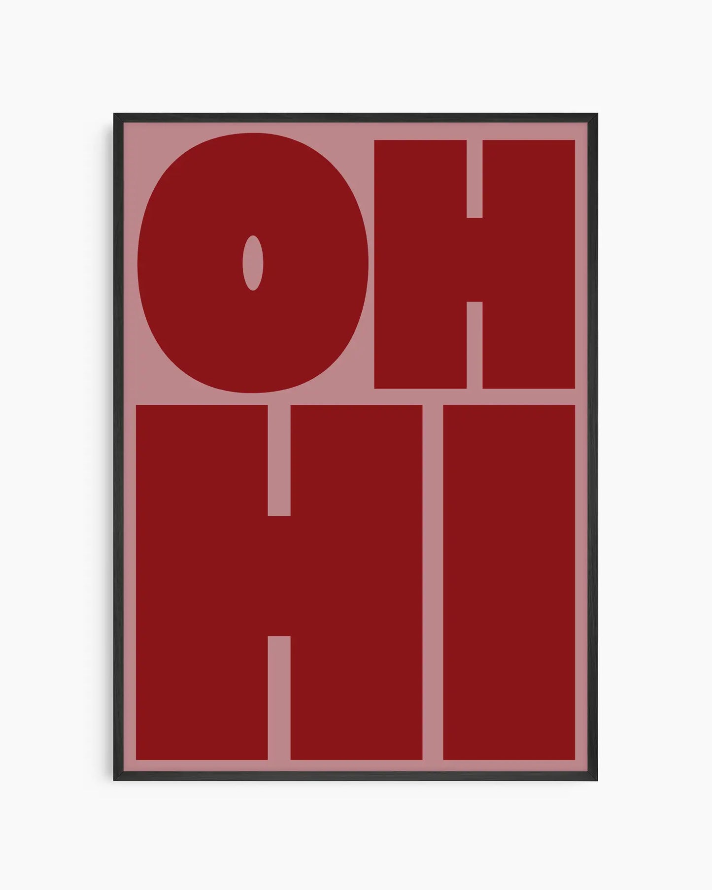 Barntavla med texten "OH HI" i stora mörkröda bokstäver på dämpad rosa bakgrund, inramad i svart träram. En modern och grafisk design med retrokänsla.