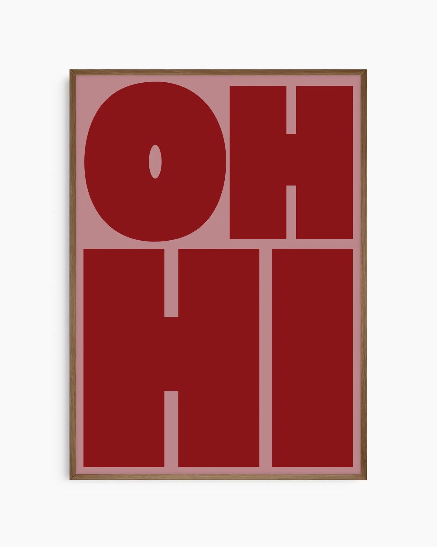 Barntavla med texten "OH HI" i mörkröd text på dämpad rosa bakgrund, inramad i träram i mörk ek. En stilren och lekfull väggdekoration som ger rummet karaktär.