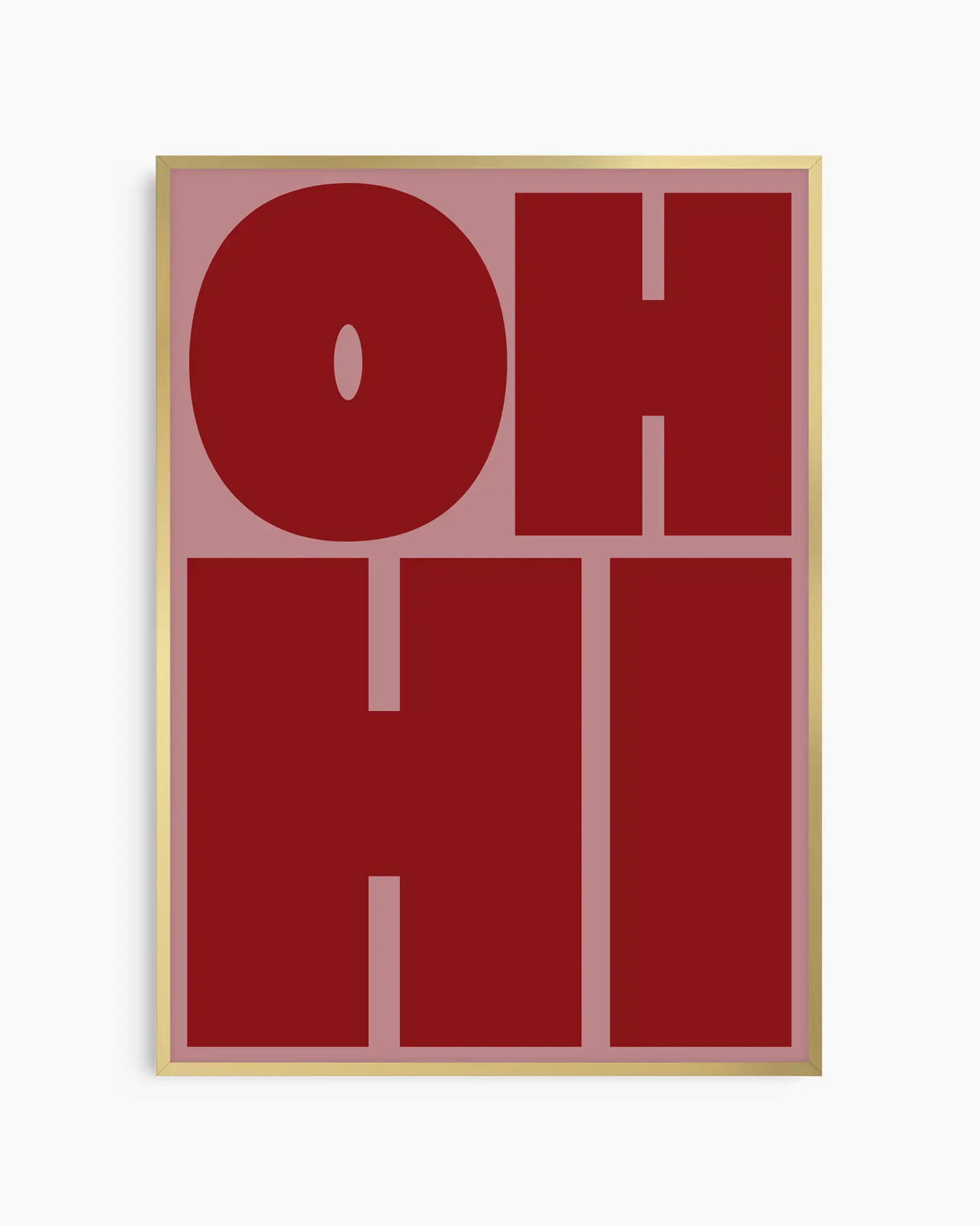 Barntavla med texten "OH HI" i mörkröd text på rosa bakgrund, inramad i guld aluminiumram. En trendig och färgstark poster som sticker ut på väggen.