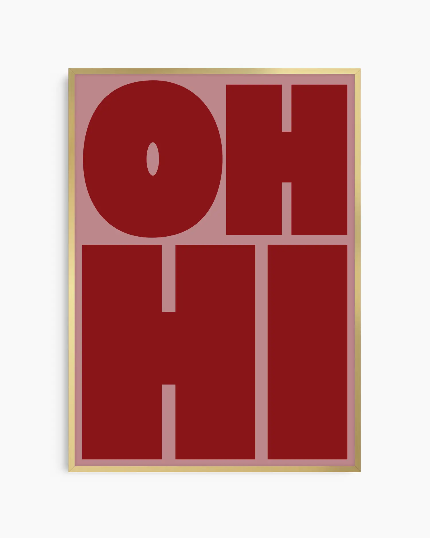 Barntavla med texten "OH HI" i mörkröd text på rosa bakgrund, inramad i guld aluminiumram. En trendig och färgstark poster som sticker ut på väggen.