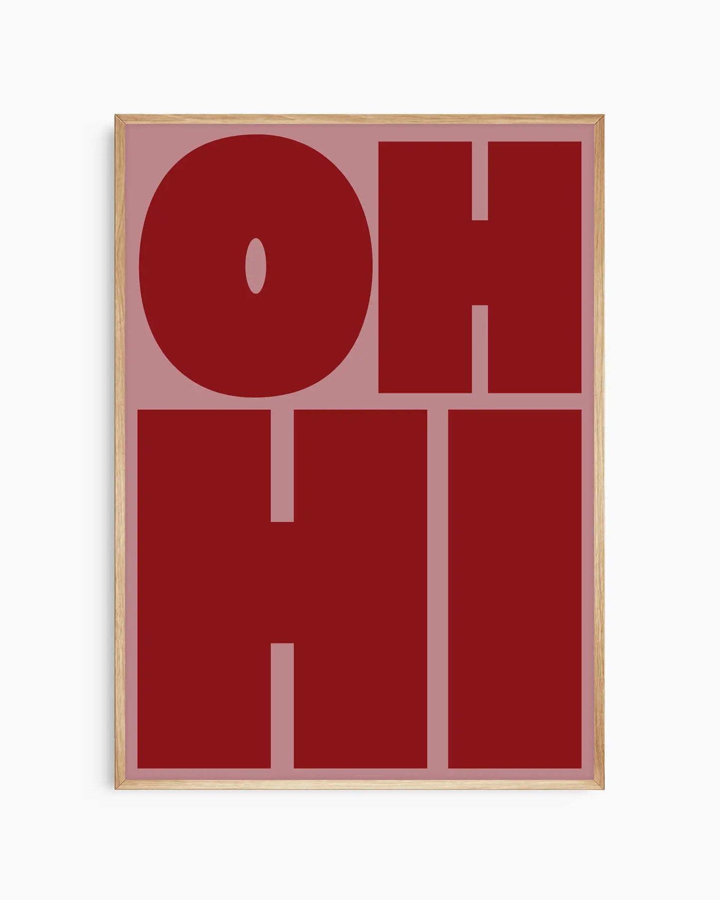 Barntavla med texten "OH HI" i mörkröd text på dämpad rosa bakgrund, inramad i ekram. En varm och grafisk dekoration med modern känsla.