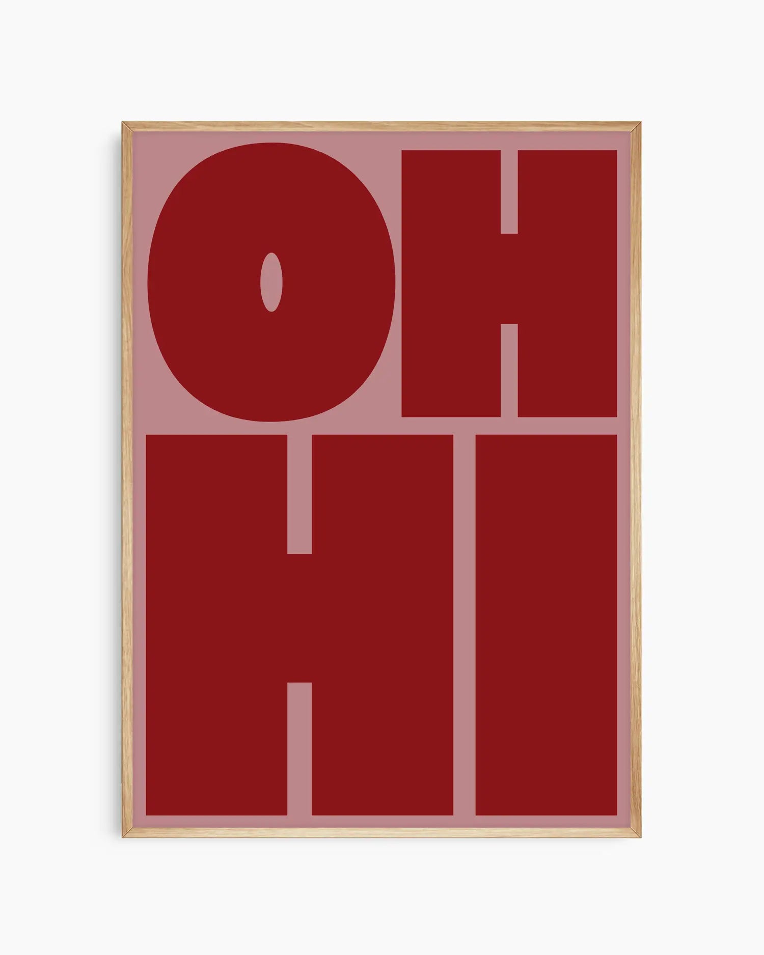 Barntavla med texten "OH HI" i mörkröd text på dämpad rosa bakgrund, inramad i ekram. En varm och grafisk dekoration med modern känsla.