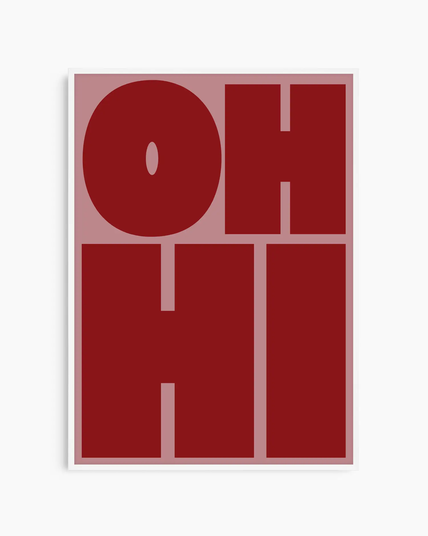 Barntavla med texten "OH HI" i mörkröd text på rosa bakgrund, inramad i vit träram. En fräsch och stilfull detalj som tillför färg.