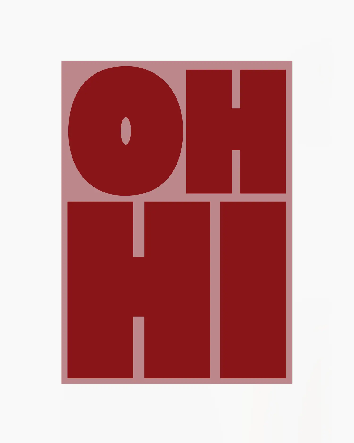 Barntavla med texten "OH HI" i mörkröda bokstäver på dämpad rosa bakgrund. En grafisk och trendig design med lekfull energi.